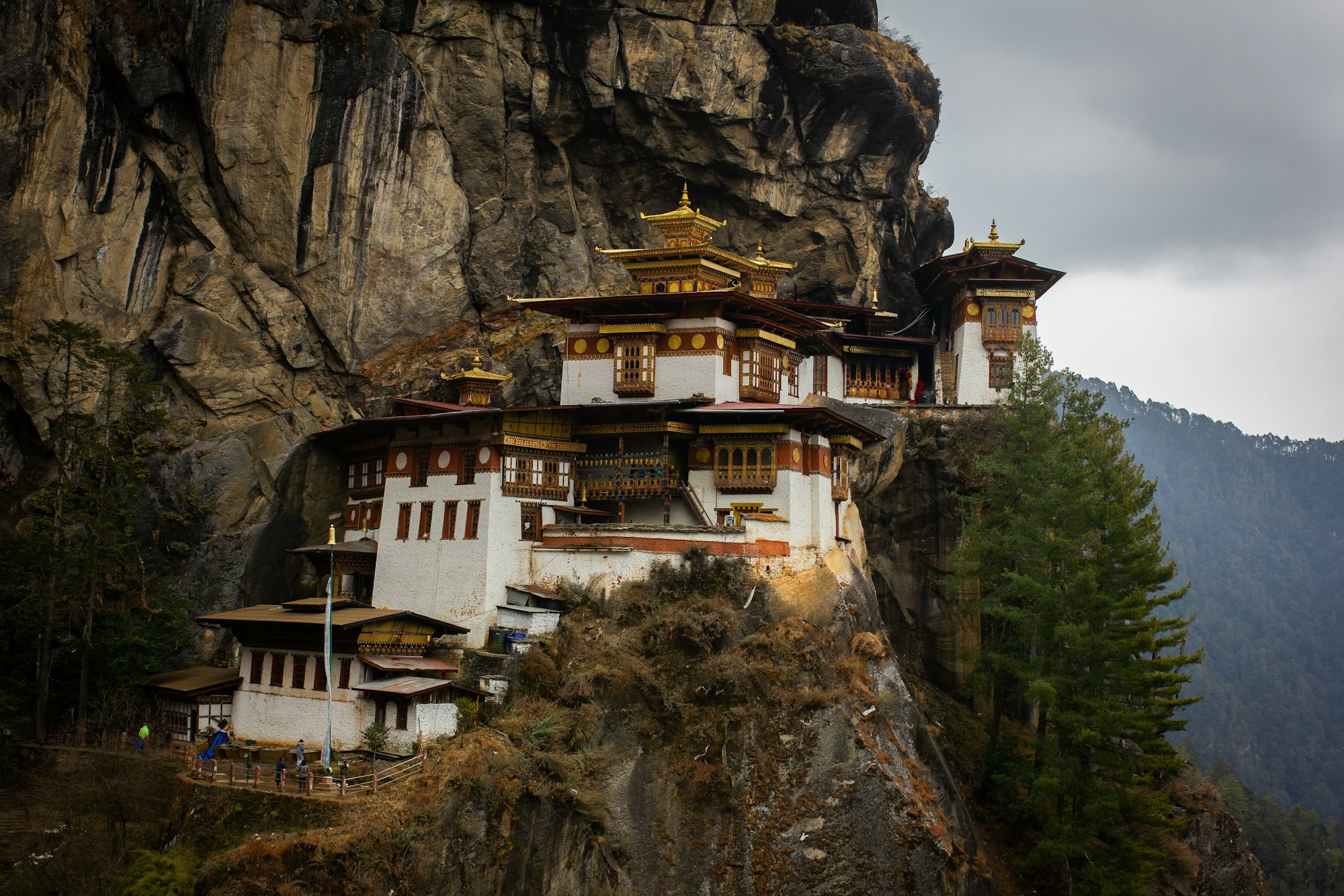 El monasterio del Nido del Tigre sobre el valle de Paro